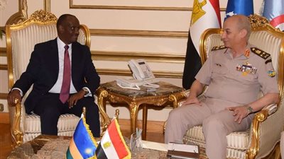 بالفيديو.. وزير الدفاع يلتقي وزير خارجية رواندا والوفد المرافق له