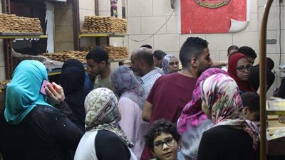 بالصور.. إقبال الجماهير على شراء كحك العيد والملابس بآخر ليالي رمضان