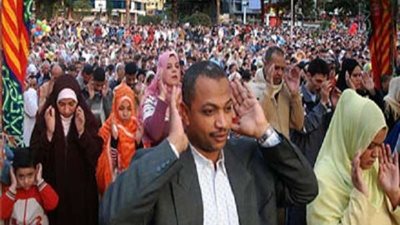 ما حكم صلاة الرجل بجانب المرأة في العيد؟.. الإفتاء تجيب