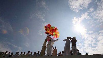 إطلاق البالونات والتسابق على المصافحة.. أغرب احتفالات العيد حول العالم