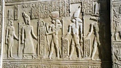 وفدان من إنجلترا وأستراليا يزوران آثار تل العمارنة بالمنيا