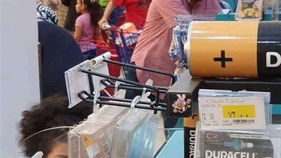 بالصور.. رئيس الوزراء في جولة شرائية بأحد المراكز التجارية