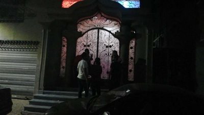 «عاوزين نتصور معاك سيلفي».. محبي «صلاح» يتوافدون حتى منتصف الليل