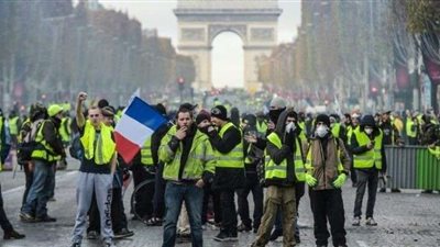 غضب السترات الصفراء يدمر شوارع باريس والشرطة ترد