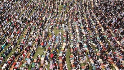 الآلاف يؤدون صلاة عيد الفطر المبارك بساحات ومساجد أسوان