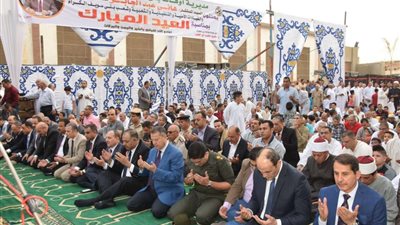 محافظ بني سويف يؤدي صلاة العيد والأقباط يشاركون الملسلمين فرحة العيد