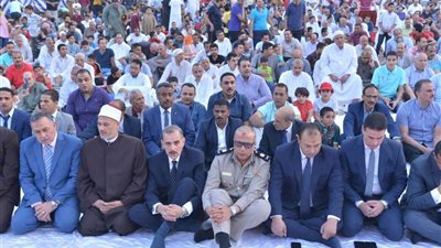 محافظ أسيوط يؤدي صلاة عيد الفطر وسط حشد من المواطنين بساحة أرض الملاعب