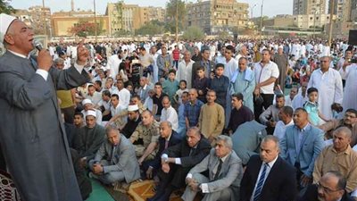 محافظ المنيا يؤدي صلاة عيد الفطر بساحة مدرسة الفريق صفي الدين أبوشناف