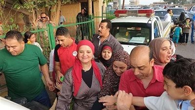 مجلس مدينة القناطر يوزع الهدايا علي الأطفال