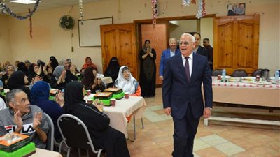 محافظ بورسعيد يهنئ نزلاء دار المسنين بعيد الفطر