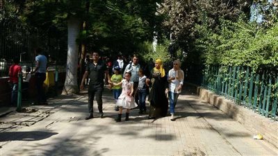 بالصور.. إقبال كبير من المواطنين على حديقة الحيوان في أول أيام عيد الفطر