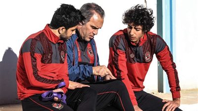 محاضرة بالفيديو للاعبي الأهلي داخل المعسكر