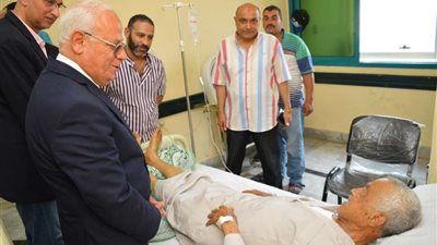محافظ بورسعيد يزور مستشفى التضامن ويقدم التهنئة للمرضى بعيد الفطر