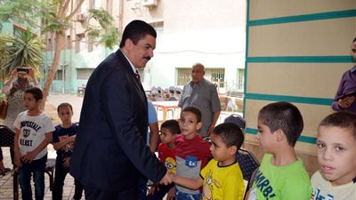 محافظ القليوبية يشارك الأطفال الأيتام والمسنين والمرضى فرحة عيد الفطر