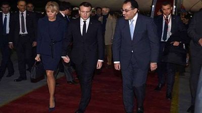 رئيس الوزراء يستقبل الرئيس الفرنسي بمطار القاهرة