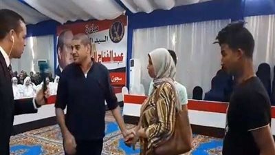 أحد المفرج عنهم يستقبل أهله بالأحضان.. ويتوجه بالشكر للرئيس السيسي