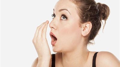 10 حلول فعالة للتخلص من رائحة الفم الكريهة بعد تناول الفسيخ