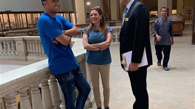 بالصور.. حارس ريال مدريد يتجول في المتحف المصري