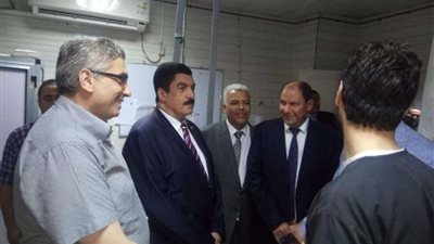 محافظ القليوبية يستمع إلى مشاكل المرضى بمستشفى بنها الجامعي