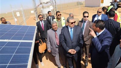 وزير القوى العاملة يتفقد عمال مشروع الطاقة الشمسية بأسوان