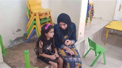 في لافتة إنسانية.. نائب محافظ القليوبية تداعب إحدى الأطفال الأيتام ببنها