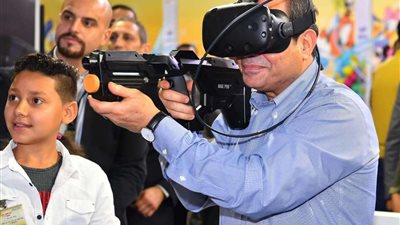 بالصور.. لقطات إنسانية للرئيس أثناء الاحتفال مع أسر الشهداء بعيد الفطر