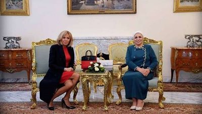 بالصور..قرينة السيسي تلتقي بزوجة الرئيس الفرنسي