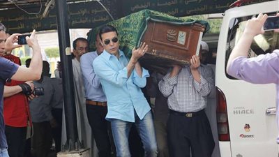 بالصور.. تشييع جثمان الفنان محمد نجم من مسجد مصطفى محمود
