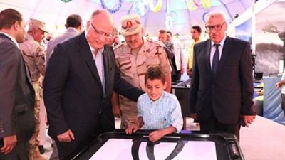 محافظ القاهرة يلتقي بأسر الشهداء للاحتفال بعيد الفطر المبارك