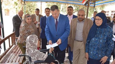 محافظ بني سويف يُعًيد على المرضى والأيتام والمسنين في أول أيام العيد