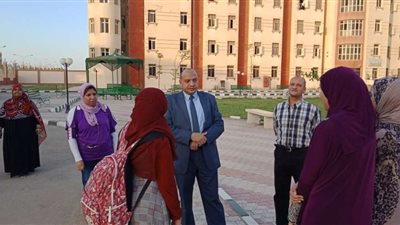 رئيس جامعة بني سويف يطمئن على طلاب وطالبات المدن ويهنئهم بالعيد