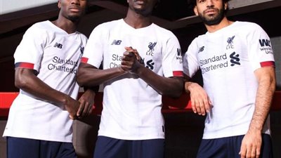 ليفربول يعلن عن القميص الثاني للموسم الجديد بمشاركة صلاح