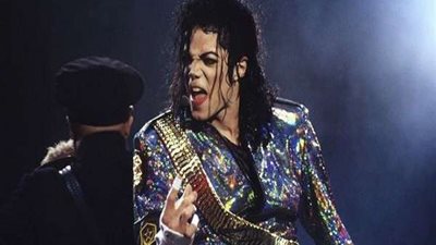 مايكل جاكسون في قفص الاتهام.. وأسرته: 