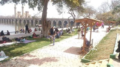 حدائق القناطر تواصل استقبال مئات المواطنين في ثالث أيام العيد