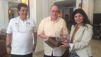 كردي يهدي سفيرة مصر في طشقند درع الاتحاد