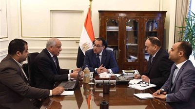 مدبولي يتابع ملفات النظافة والتصدى لمخالفات البناء مع محافظ الجيزة