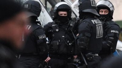 إصابة 4 أشخاص واحتجاز 16 بعد شجار بين مشجعي كرة قدم إنجليز في ألمانيا