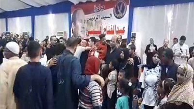 فيديو.. الغارمون المفرج عنهم يستقبلون ذويهم بالدموع