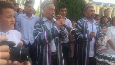 بالصور.. جماهير أوزبكستان تستقبل المنتخب الأوليمبي بالطبل والمزمار البلدي