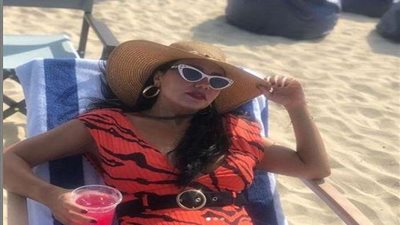 بالصور.. بإطلالة جذابة رانيا يوسف تخطف أنظار جمهورها على الشاطئ