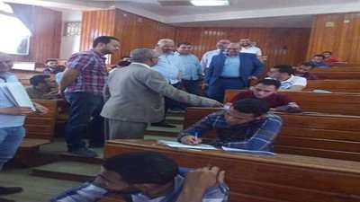 نائب رئيس جامعة الأزهر بأسيوط يتفقد سير الامتحانات