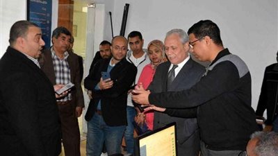 محافظ الأقصر يتابع تدريب الموظفين على العمل بتطبيق 