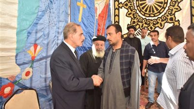 محافظ أسيوط يقدم العزاء لأسرة الشهيد أبانوب أحد شهداء كمين العريش