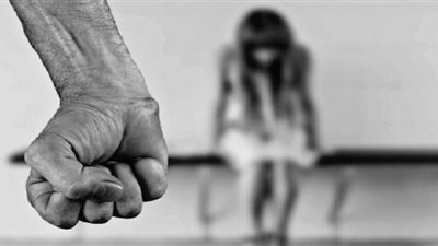 التحقيق مع شخص عذب إبنته حتى الموت بمساعدة زوجته الثانية