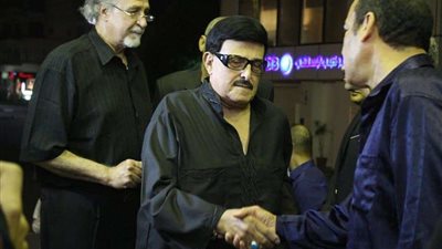 بالصور ..  نجوم الفن والرياضة في عزاء 