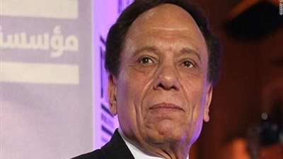 عادل إمام يبدأ رحلة  