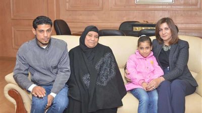 وزيرة الهجرة تستقبل أسرة 