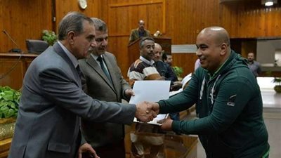 محافظ أسيوط يكرم فريق أطفال بلا مأوي لجهوده في حماية المشردين