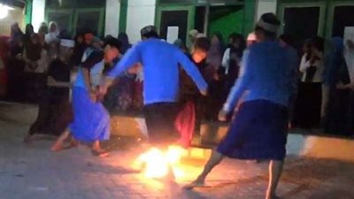 بالفيديو.. طلاب يلعبون مبارة بكرة مشتعلة