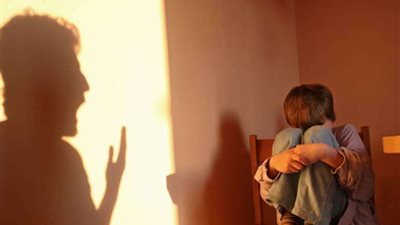 النيابة تأمر بحبس زوجة أب عذبت أطفال زوجها المعاقين ذهنيًا بالبحيرة